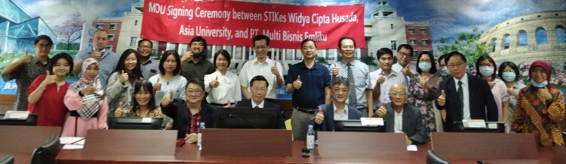 亞大校長蔡進發（右二）與印尼馬朗護士大學旗下教授中文培訓單位EMLIKU代表Fred Kuo（左二）等人簽訂學術合作備忘錄後合影。