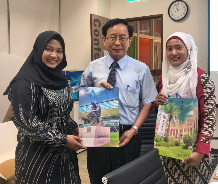 圖說：亞大國際學院院長陳英輝（中）致贈禮品給印尼Airlangga大學職訓學院教授。