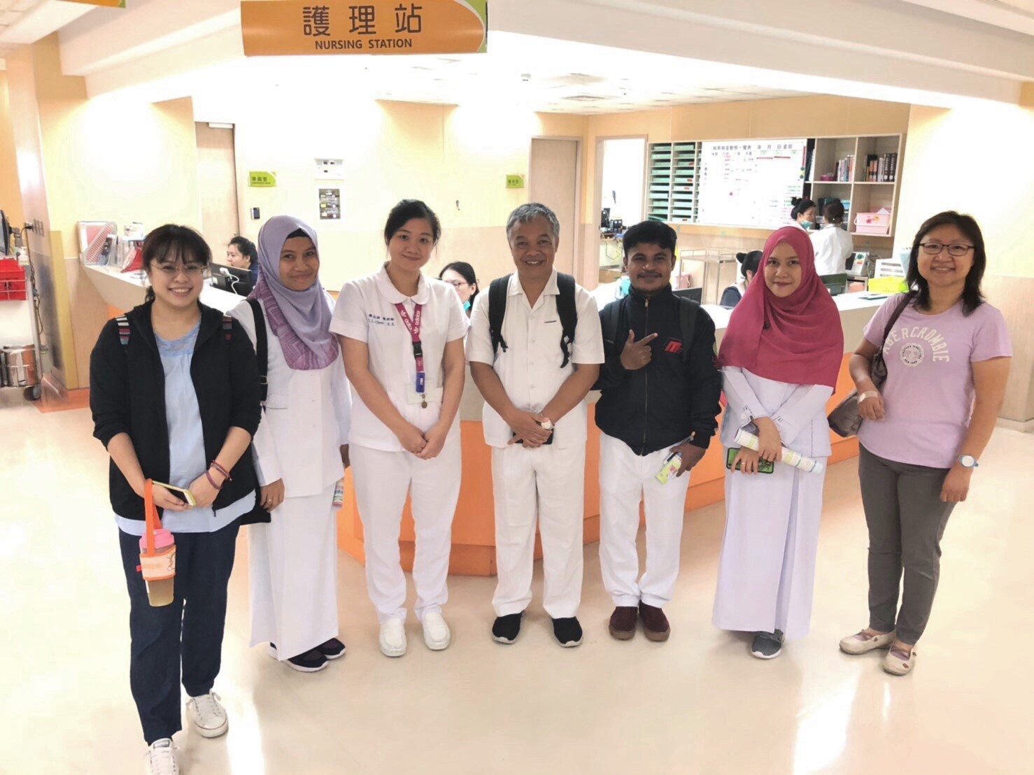圖說：印尼UMY學生由亞大護理系喬佳宜（右一）、樊韻彥老師陪同，到亞大附設醫院參訪。