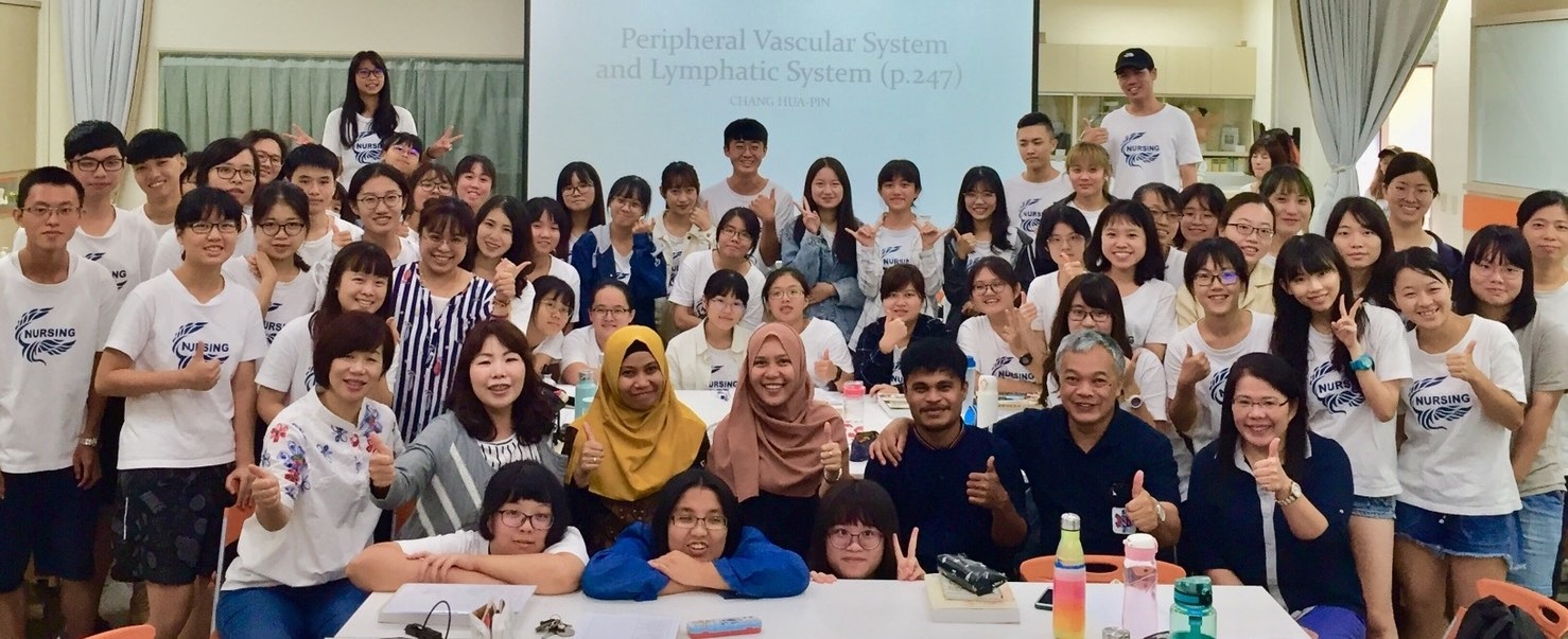 圖說：印尼UMY學生參與由彭逸稘老師授課之身體檢查與評估實作共學課程。