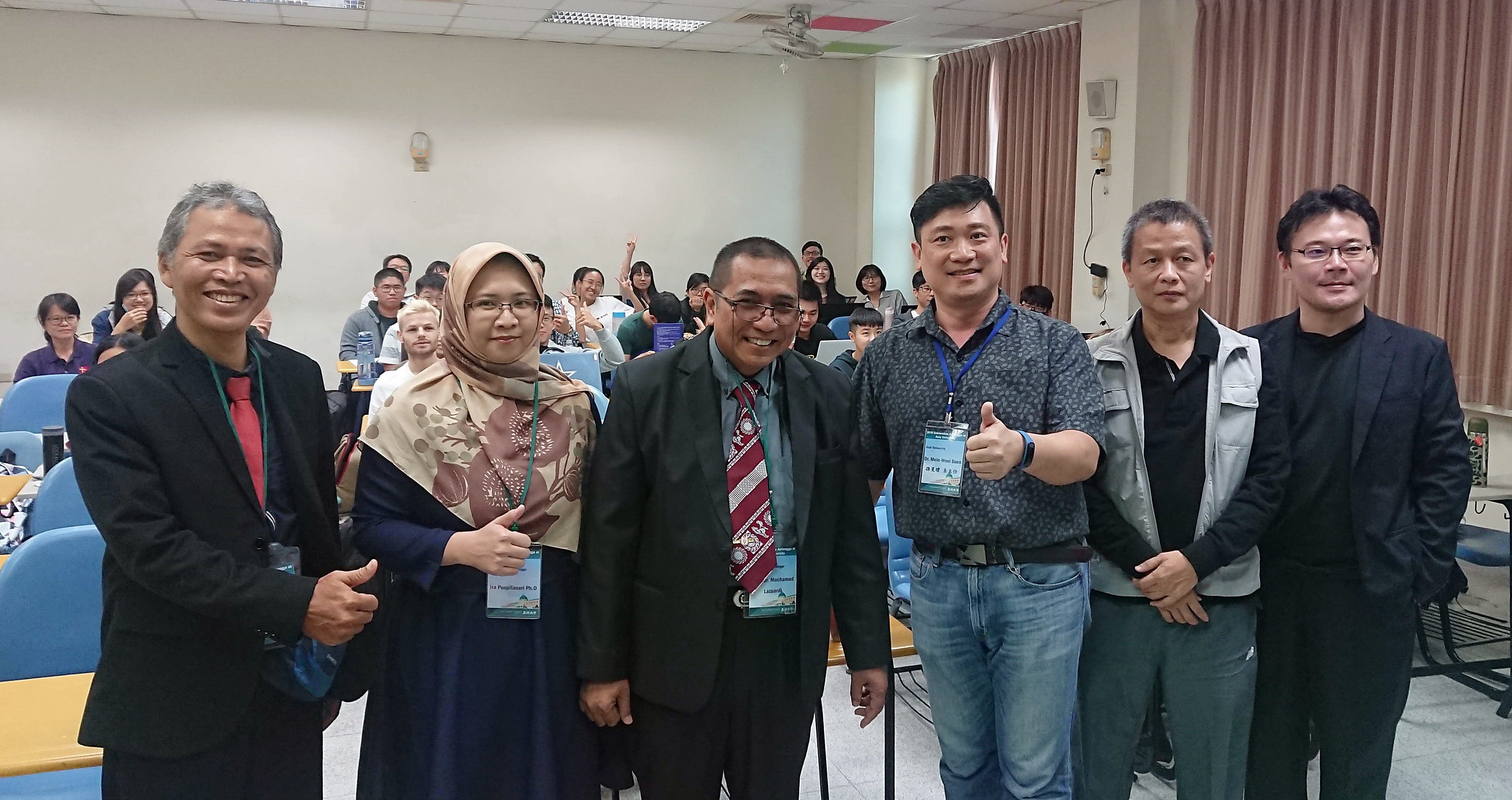 圖說：印尼艾爾朗加大學3位學者發表三場次演講後，與醫健學院副院長兼心理系主任孫旻暐（右三）等人合影。