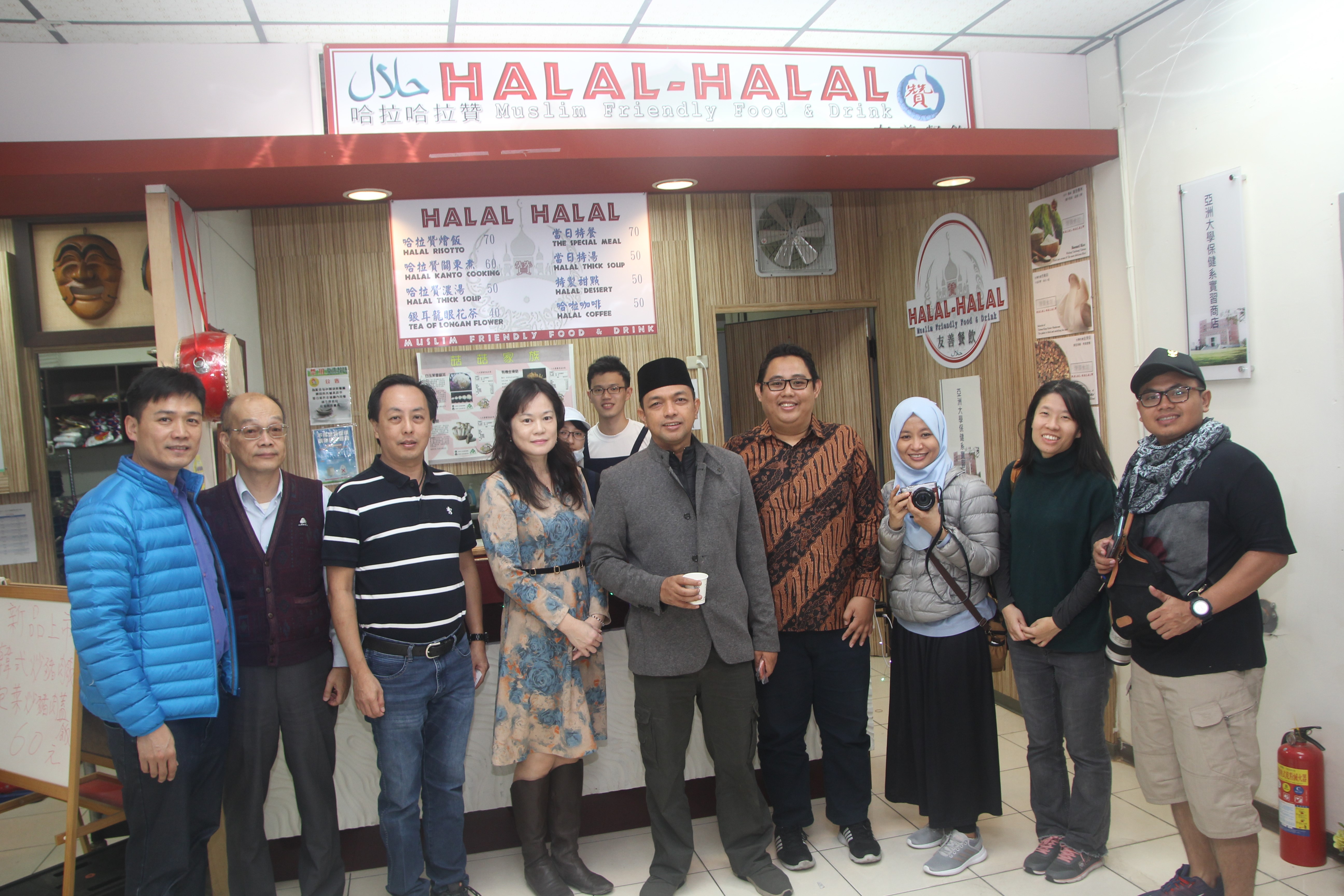 圖說：印尼採訪團在穆斯林友善餐廳前合影。