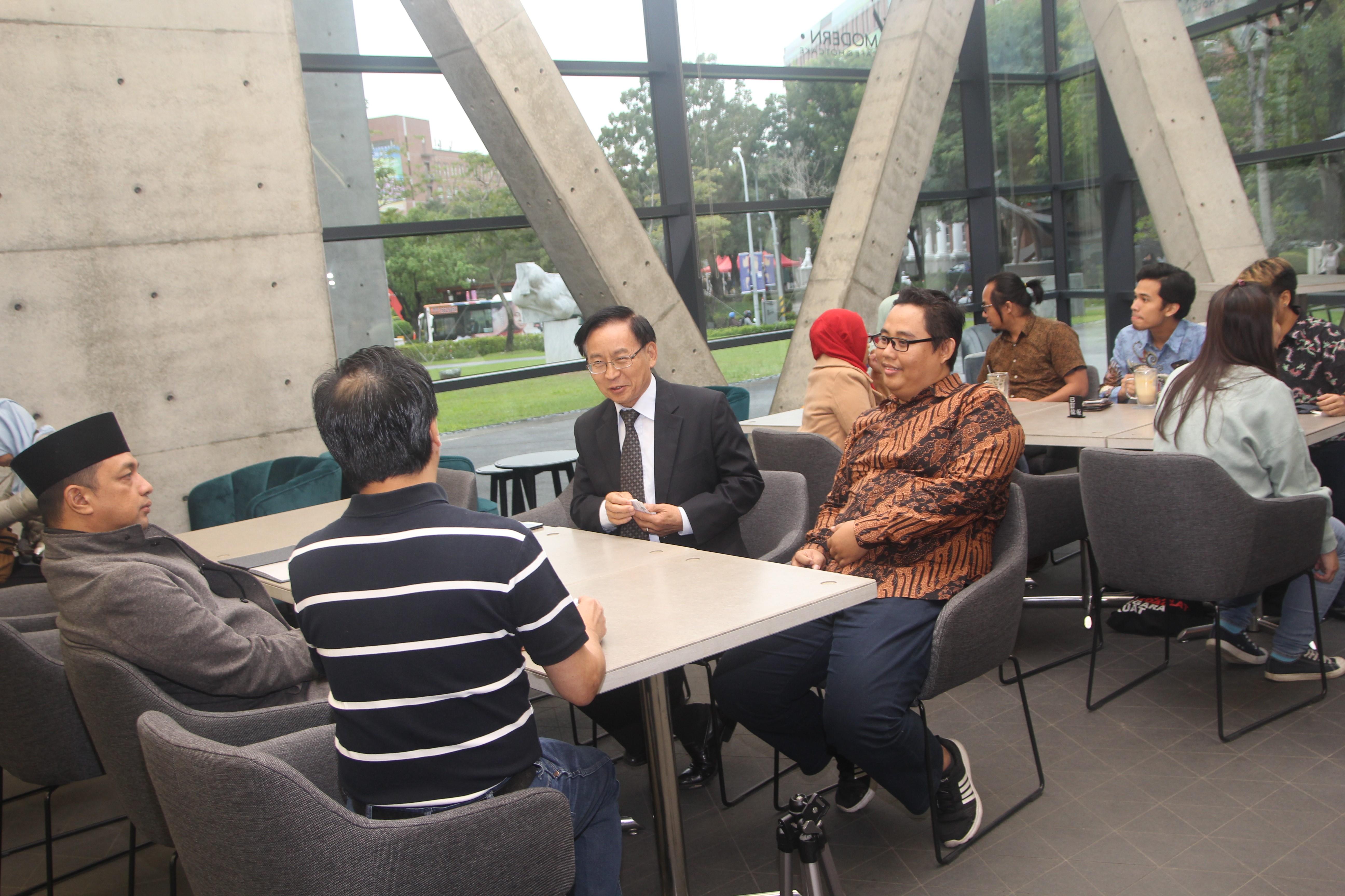 圖說：亞洲大學國際學院院長陳英輝(左三)接受印尼電視台訪問。