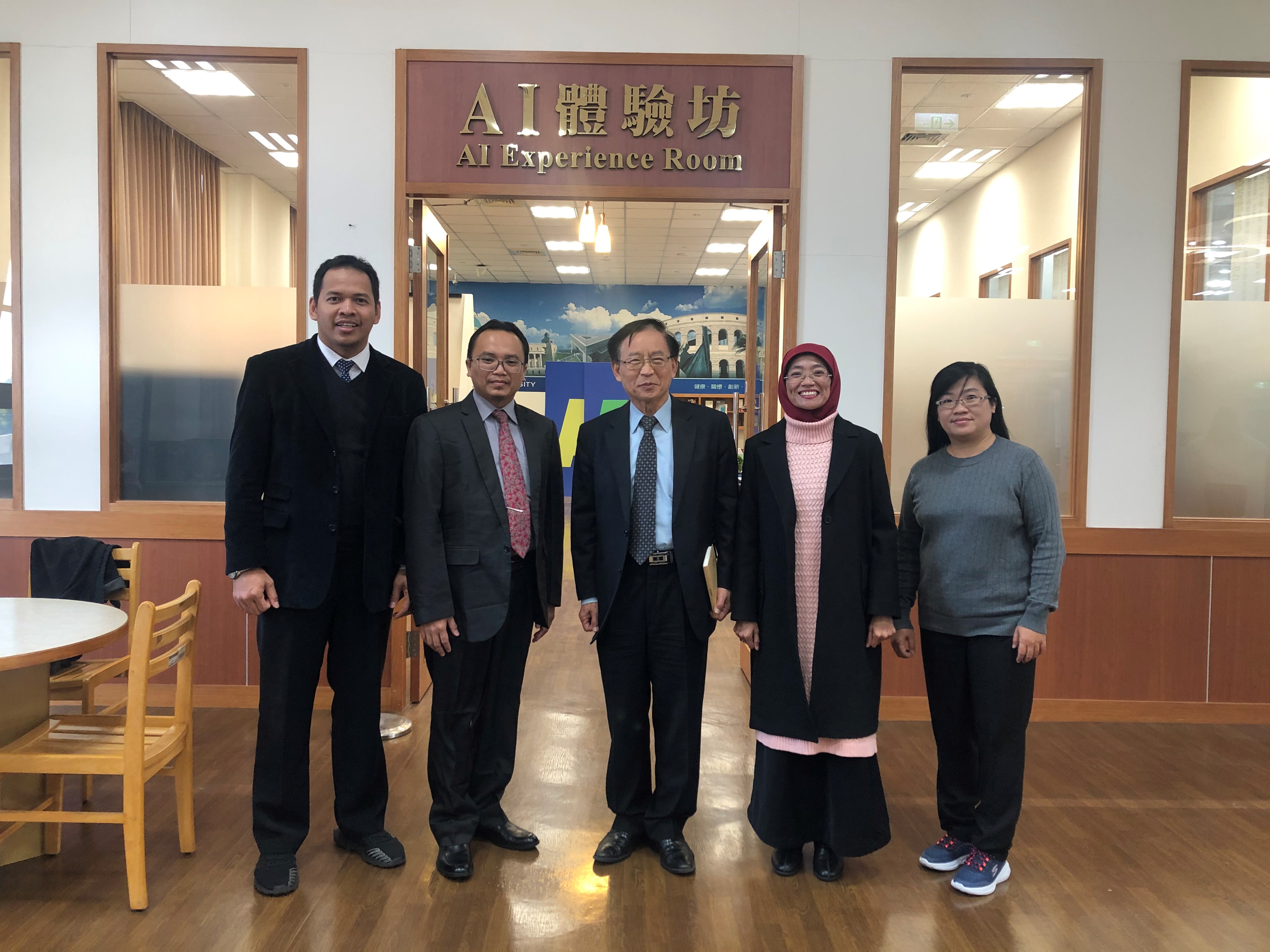 圖說：國際學院院長陳英輝（中）陪同印尼高中校長參觀AI體驗坊。