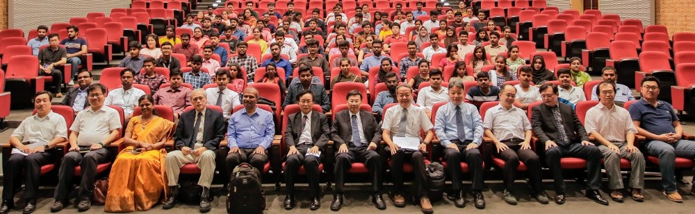 圖說：亞大舉辦人工智慧暑期課程，來自印度、印尼等國際學員與亞大校長蔡進發（前排中）等位師長合影。
