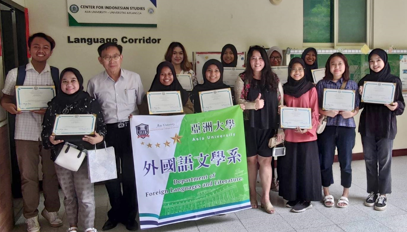 人社學院院長陳英輝（左三）、外文系主任陳淑娟（右四）與手持畢業證書的首屆外文系印尼雙聯學位學生於國際語文走廊前合影。