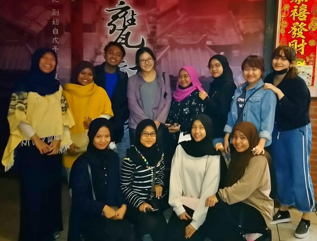 亞大外文系與印尼Airlangga大學首屆雙聯學位學生與導師毛元臻老師（後立者左四）合影。