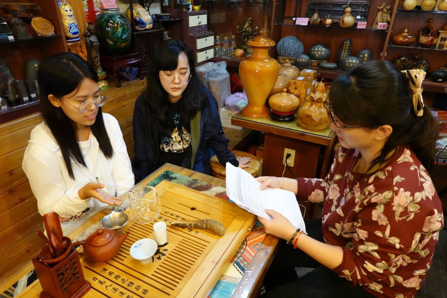 亞大開設兩門「Language & Culture」華語文線上暑期研習課程，圖為體驗臺灣茶文化。