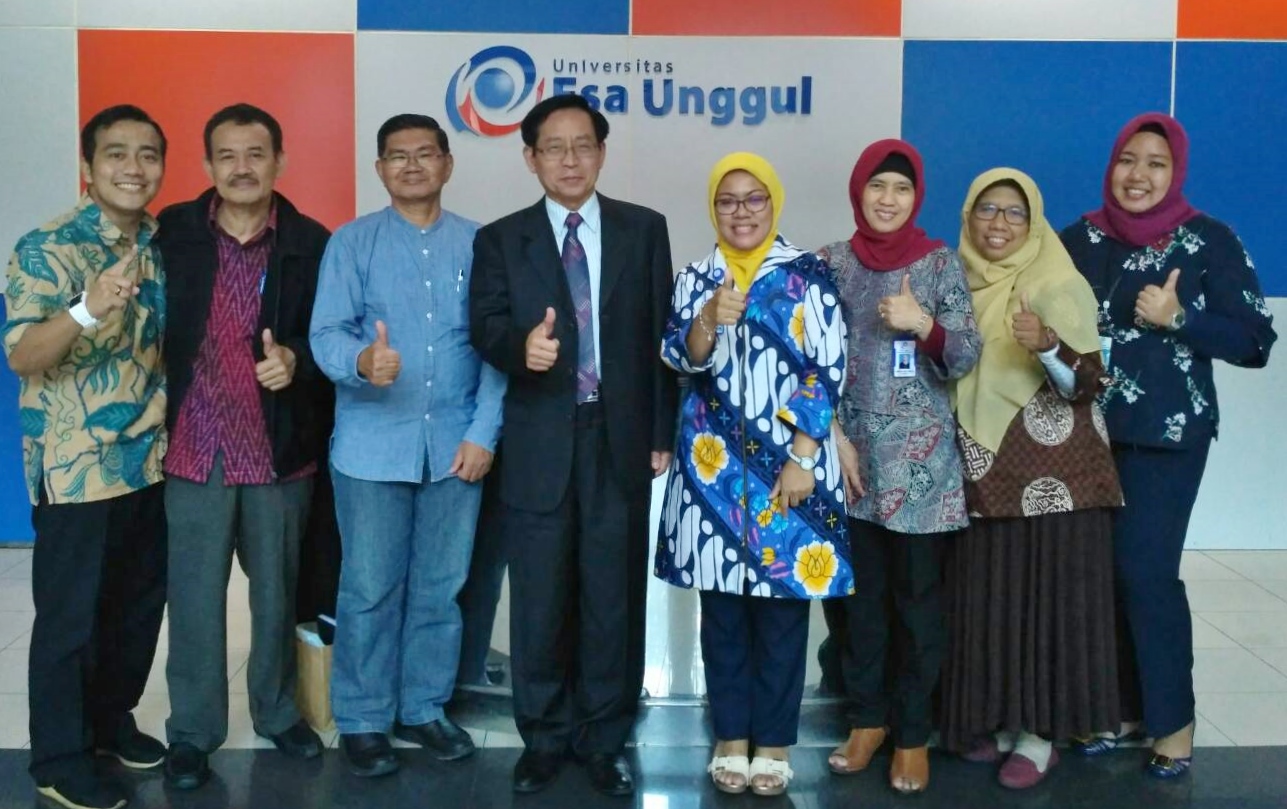 圖說：國際學院陳英輝院長（左四）拜會印尼雅加達姊妹校 Esa Unggle，與該校副校長Ms.Suyari(右四)、醫學健康學院院長(右三)等主管合影。